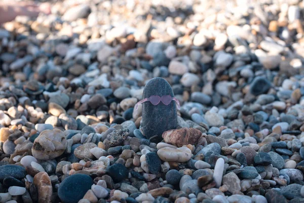 Камінь Гальки Носить Сонцезахисні Окуляри Гальковому Пляжі Літній День Творчість — стокове фото