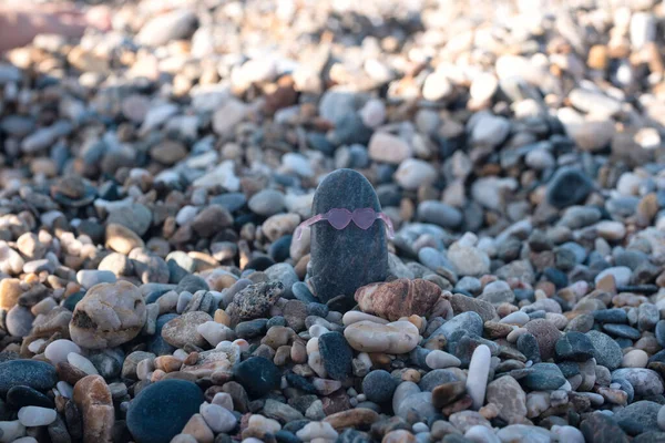 Une Pierre Galets Portant Des Lunettes Soleil Sur Plage Galets — Photo