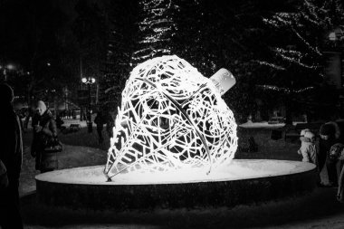 Ekaterinburg, Rusya - 01 08 2022: Festively dekore edilmiş Mayakovsky Park 'ta büyük bir Noel balosu. Siyah beyaz fotoğraf