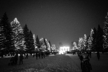 Ekaterinburg, Rusya - 01 08 2022: Mayakovsky Park 'ta kış akşamı şenlikli bir ara sokak. Siyah beyaz fotoğraf