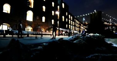 New York 'un yan sokaklarından nefes kesici bir tava ve Hudson Nehri' ne doğru binalar..