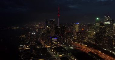 Toronto 'nun güzel gece silueti üzerinde uçuyor, ünlü uzay iğnesine yaklaşıyor..