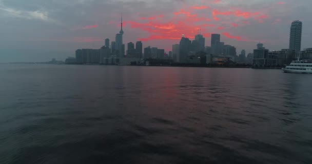 Flug Über Torontos Wunderschöne Skyline Bei Sonnenuntergang Mit Einem Roten — Stockvideo