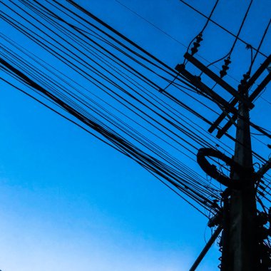 Elektrik direğinde karışık kablo