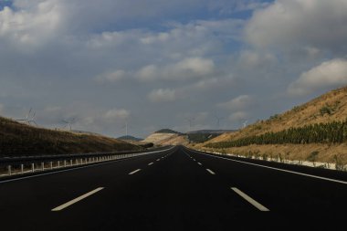 Dağlarda yol