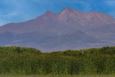 Dağları ve bulutları olan güzel bir manzara