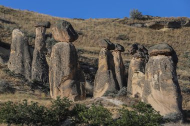 Dağlardaki eski kaya oluşumları.