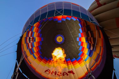 Sıcak hava balonu gökyüzünde