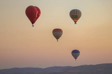 Sıcak hava balonu gökyüzünde uçuyor