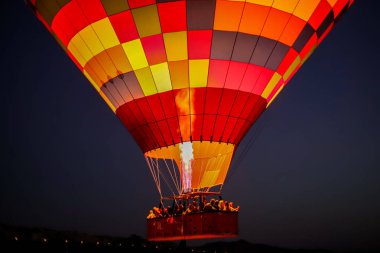 Sıcak hava balonu gökyüzünde