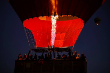 Sıcak hava balonu gökyüzünde