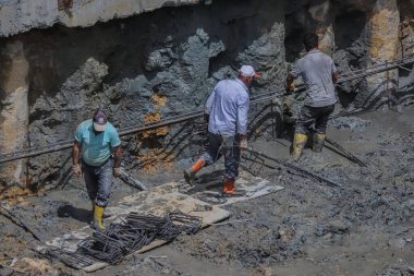 İnşaatta çalışan bir işçi