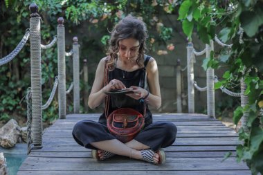 Bankta oturan genç bir kadın