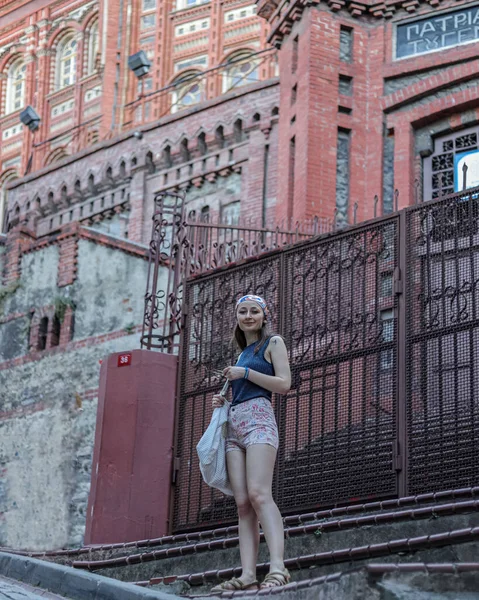 Mujer Joven Vestido Rojo Calle — Foto de Stock