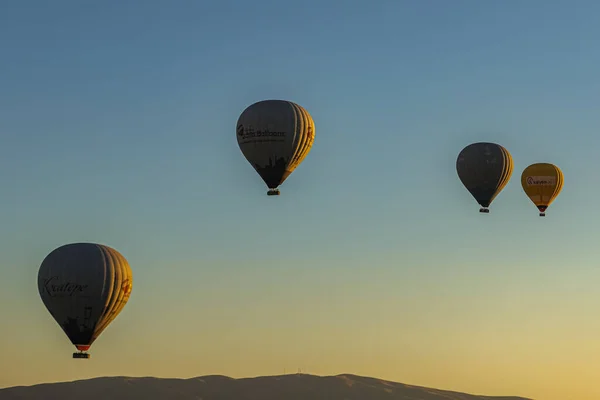 Heißluftballon Fliegt Über Den Himmel — Stockfoto