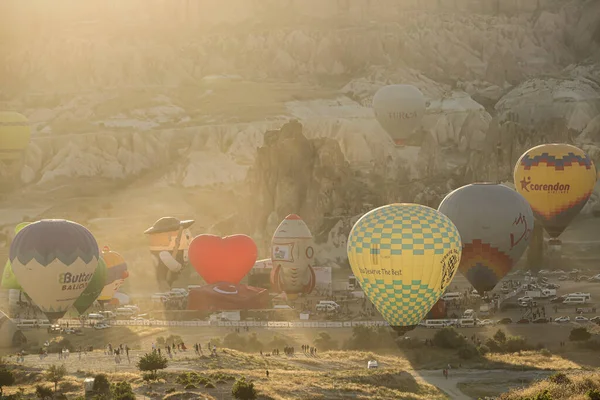 Cappadocia Turkey March 2019 Τουρίστες Στα Βουνά Goreme Αερόστατο Θερμού — Φωτογραφία Αρχείου