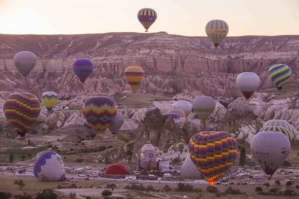 カッパドキア トルコ上空を飛ぶ熱気球 — ストック写真