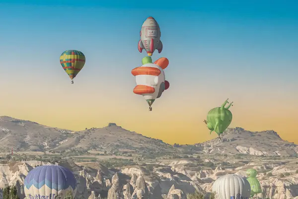 Horkovzdušný Balón Přelétající Nad Cappadocia Krocan — Stock fotografie