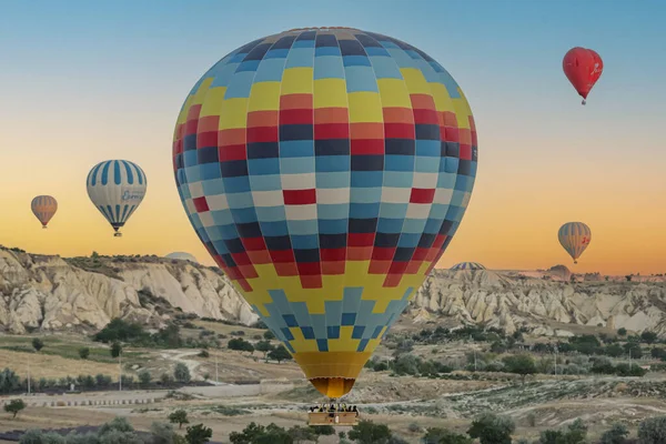 Αερόστατο Θερμού Αέρα Που Πετά Πάνω Από Τον Όμορφο Ουρανό — Φωτογραφία Αρχείου