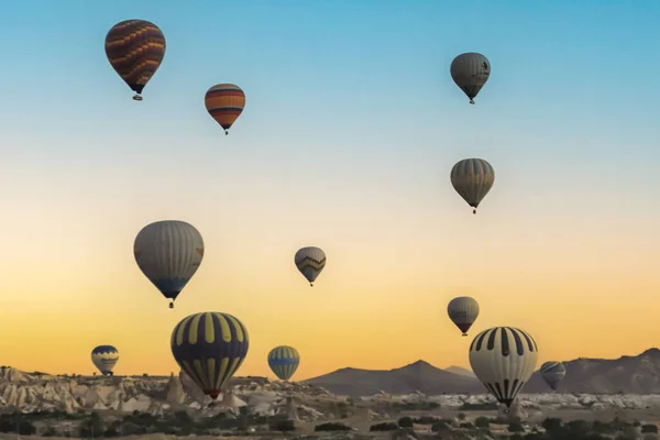Horkovzdušný Balón Přelétající Nad Cappadocia Krocan — Stock fotografie