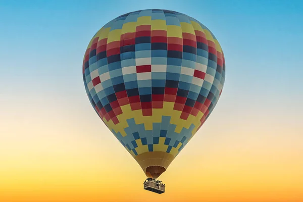 Bunter Heißluftballon Fliegt Über Blauen Himmel — Stockfoto