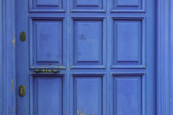 Porta Madeira Velha Com Uma Alça Azul — Fotografia de Stock