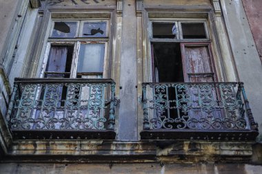 Kırmızı tuğlalı bir binanın penceresi. Eski duvar ve ahşap kapı.