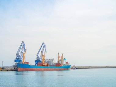 Limanda kuru kargo gemisi var. Gemi yükleniyor. Liman turnaları tahıl yüklüyor. Yiyecek kıtlığı 2022 