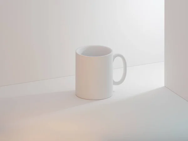 咖啡杯 装有陶瓷杯 阴影笼罩在有着长长的阴影的白色壁炉架上 — 图库照片