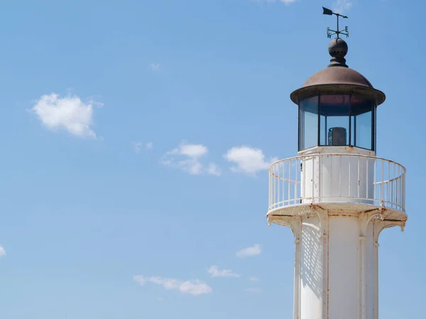 Leuchtturm Stehend Weiße Warnbake Aus Metall Vor Klarem Himmel Das — Stockfoto