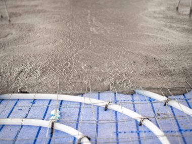 Enerji tasarrufu ve enerji tasarruflu evler. Yeraltı ısıtması. Hayat beton dökerek geçiyor.