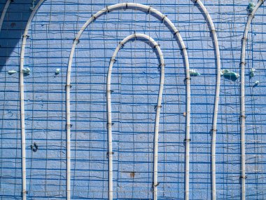 Enerji tasarrufu ve enerji tasarruflu evler. Yeraltı ısıtması. Hayat beton dökerek geçiyor.