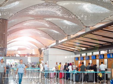 Türkiye Yeni İstanbul Havaalanı Terminali. Üçüncü İstanbul Havaalanı, iç mekan. Uçuş kontrolü kuyruğunda. covid 'den sonra uluslararası hava yolculuğu.