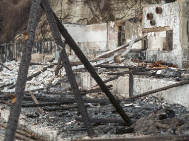Roket saldırısından, bombardımandan, füze saldırısından sonra sivil binayı yakıp yıktılar..