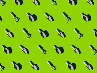 Bahçe işleri ve sebze dokusu ekme zamanı. Yeşil arka planda sert ışıkları olan küçük bahçe el araçları