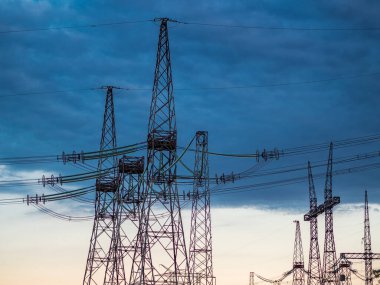 Enerji krizi konsepti. Elektrik santralinin üzerinde gök gürültülü bulutlar asılı. Güç tedarik sisteminde çökme.