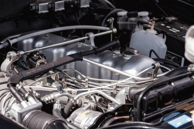 Mükemmel, temiz, eski motor yepyeni görünüyor. Motor bölmesi temiz. Araba temizleme ve araba temizleme konsepti