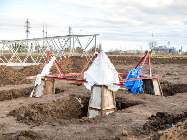 Yüksek voltaj iletim kuleleri için kurulum temeli. Enerji krizi 2022 konsepti.