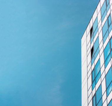 Gökdelen İşletme Ofisi 'nin pencereleri mavi gökyüzü ve kopyalama alanı, şirket binası. Bunun için modelleme Başlat pankartı.