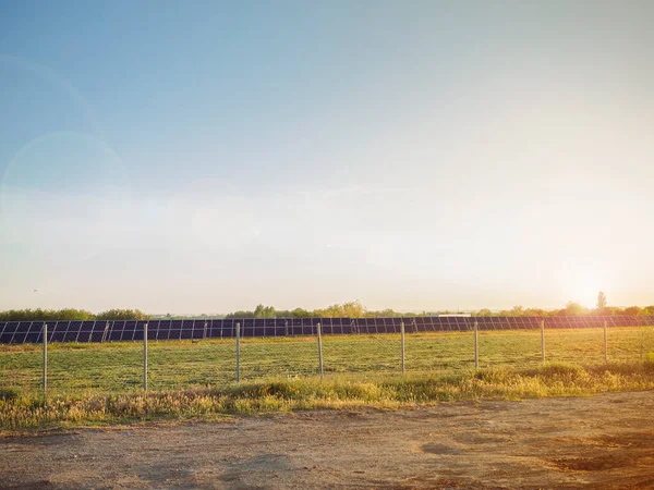 欧州連合におけるグリーン電力とエネルギーの多様化 夕暮れ時の太陽光パネル — ストック写真