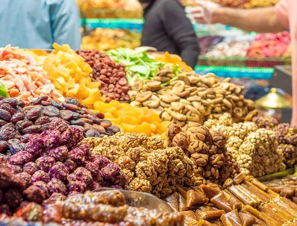 Türkiye 'ye git. İstanbul 'daki Grand Bazaar' da şekerleme ve tatlı ceviz kapatın. Tarihi pazar popüler bir turizm merkezidir..