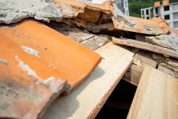 Çatı tamiri. Çatının üzerindeki kırık seramik fayansların değiştirilmesi gerekiyor..