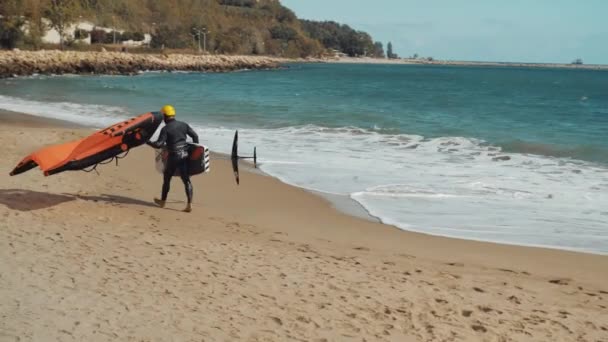 Kitesurfer Sai Água Para Uma Costa Mar Negro Carrega Seu — Vídeo de Stock