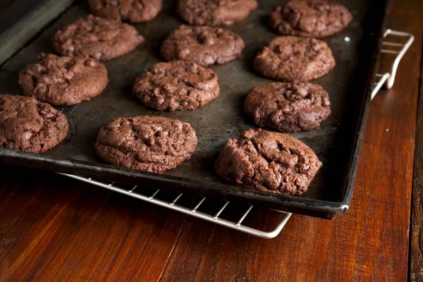 Triple Chocolate Chocolate Chip Cookies Baking Sheet Cooling Rack — стоковое фото
