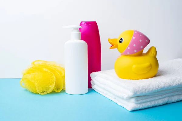 Hafif arka planda yıkanmak için banyo aksesuarları