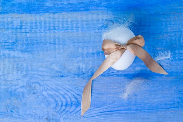 mavi arkaplan ve yay ile yumurta