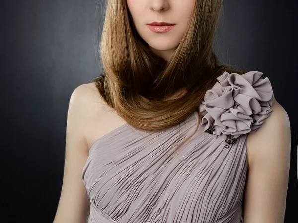 Uzun, güzel saçlı bir kız.