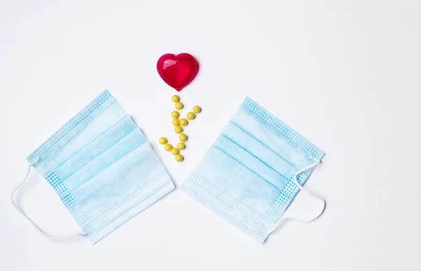 İlaç maskesi, kalp, salgının sonu.