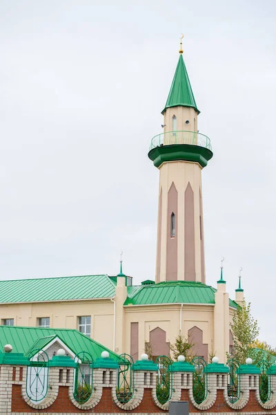 Şehirde yeşil çatılı küçük bir Müslüman camii.