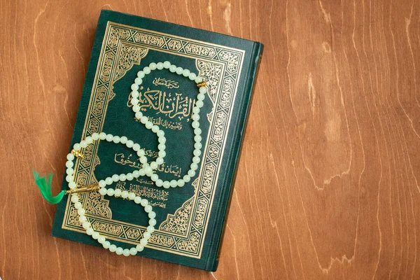 Yeşil boncuklu yeşil bir Kur 'an.